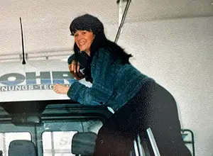 Karin Wegner im Jahr 1993, aktive Folierung der Front eines weißen Transporters.